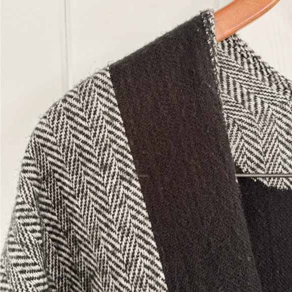JustFab Tweed Wrap Shawl Fringe Grey Black Western Yellowstone Women Herringbone - Picture 9 of 12